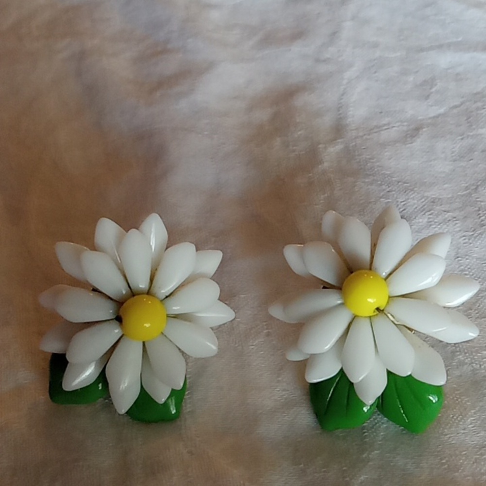 Adorable daisy milk glass screw back earrings. Hand wired in excellent condition
